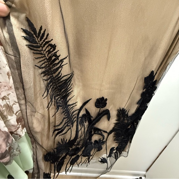 Alexander McQueen Elegant Black Floral Embroidered Silk Top - Picture 8 of 16